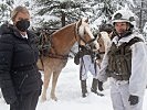 Verteidigungsministerin Tanner mit einer Soldatin der 6. Gebirgsbrigade. (Bild öffnet sich in einem neuen Fenster)