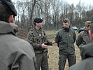 Brigadekommandant Fuchs im Gespräch mit den Offizieren des Lehrgangs. (Bild öffnet sich in einem neuen Fenster)