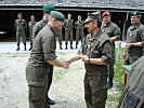 Ein Lehrgangsteilnehmer bedankt sich bei Soldaten der 7. Jägerbrigade. (Bild öffnet sich in einem neuen Fenster)