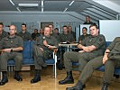 Videokonferenz mit Generalleutnant Höfler, vorne mit Mikrophon. (Bild öffnet sich in einem neuen Fenster)