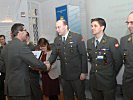 Generalleutnant Csitkovits überreicht die Dekrete des Orientierungskurses. (Bild öffnet sich in einem neuen Fenster)