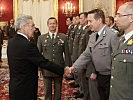 Bundespräsident Fischer mit Major Klima aus Deutschland... (Bild öffnet sich in einem neuen Fenster)