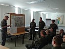 Alpiner Einsatz: Ein Offizier präsentiert seinen Entschluss. (Bild öffnet sich in einem neuen Fenster)
