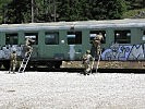 die Soldaten ddringen in einen Waggon ein. (Bild öffnet sich in einem neuen Fenster)