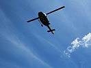 Die befreiten Geiseln werden mit dem Hubschrauber evakuiert. (Bild öffnet sich in einem neuen Fenster)