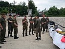 Die Soldaten erhalten Infos über die Tauchausrüstung der Pioniere. (Bild öffnet sich in einem neuen Fenster)