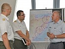 Der Verantwortliche für Logistik, r., erklärt die Lage. (Bild öffnet sich in einem neuen Fenster)