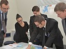 Das "Team Vietnam" erfasst die Zusammenhänge. (Bild öffnet sich in einem neuen Fenster)