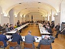 Im Plenum wurde diplomatisch ein Lösung des Konfliktes diskutiert. (Bild öffnet sich in einem neuen Fenster)
