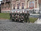 Der Lehrgang vor dem Schloss Rothschild. (Bild öffnet sich in einem neuen Fenster)