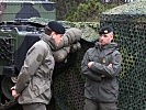 Oberstleutnant Janko, r., im Gespräch mit einem der Lehrgangsteilnehmer.. (Bild öffnet sich in einem neuen Fenster)