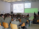 Die Soldaten bei der Nachbesprechung eines Trainings. (Bild öffnet sich in einem neuen Fenster)