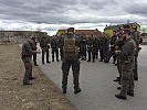 Ausbilder des Jagdkommandos, l., unterstützten das Training. (Bild öffnet sich in einem neuen Fenster)