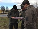 Anhand von Karten und Luftbildern wird der Einsatz geplant. (Bild öffnet sich in einem neuen Fenster)