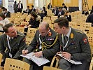 Zwischen den Diskussionsforen tauschten sich die Teilnehmer aus. (Bild öffnet sich in einem neuen Fenster)