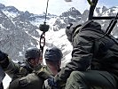 Die Offiziere wurden aus einem Hubschrauber abgeseilt. (Bild öffnet sich in einem neuen Fenster)