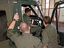 ...und ein AB-212-Hubschrauber werden unter die Lupe genommen. (Bild öffnet sich in einem neuen Fenster)