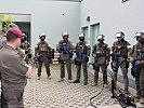 Die Besucher mit Beamten des Einsatzkommandos Cobra. (Bild öffnet sich in einem neuen Fenster)