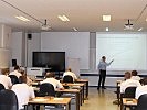 Winzer bei seiner Einführung in die Finanzpolitik. (Bild öffnet sich in einem neuen Fenster)