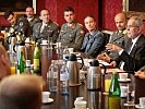 Die Offiziere im Gespräch mit Bundespräsident Van der Bellen. (Bild öffnet sich in einem neuen Fenster)