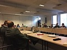 In Diskussion mit Professor Zögernitz in einem Parlaments-Pavillion. (Bild öffnet sich in einem neuen Fenster)