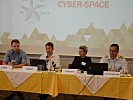 Brigadier Deckenbacher, r., hielt einen Vortrag zum Thema Cyber Security. (Bild öffnet sich in einem neuen Fenster)