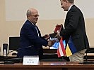 ...und mit einem Vertreter der ukrainischen Streitkräfte. (Bild öffnet sich in einem neuen Fenster)