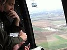 Aus der Luft verschaffen sich die Soldaten einen Überblick. (Bild öffnet sich in einem neuen Fenster)