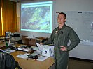 Der Pilot erklärt kurz vor dem Abheben seinen Einsatz. (Bild öffnet sich in einem neuen Fenster)