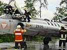 Auch die Flugplatzfeuerwehr ist in Alarmbereitschaft. (Bild öffnet sich in einem neuen Fenster)