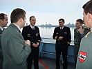 Deutsche Marineoffiziere zeigen ihren Bundesheer-Kameraden die Fregatte. (Bild öffnet sich in einem neuen Fenster)