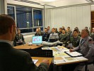 Im Rampenlicht beim Briefing. (Bild öffnet sich in einem neuen Fenster)