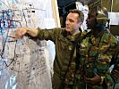 International: Ein Offizier mit einem Kameraden aus dem Senegal. (Bild öffnet sich in einem neuen Fenster)