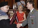 Ein Absolvent des Generalstabslehrganges erhält  sein Uni-Diplom.