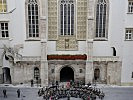 Konzert im Burghof, im Hintergrund die Wappenwand der Georgskathedrale. (Bild öffnet sich in einem neuen Fenster)