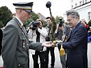 Bundespräsident Fischer begutachtet den Offizierssäbel des Jahrgangsersten. (Bild öffnet sich in einem neuen Fenster)