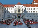 Die Feier im Burghof der Militärakademie. (Bild öffnet sich in einem neuen Fenster)