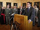 Bundesminister Darabos im Rittersaal. (Bild öffnet sich in einem neuen Fenster)