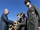 Bundespräsident Heinz Fischer überreicht den Offizierssäbel. (Bild öffnet sich in einem neuen Fenster)