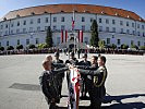 Die Offiziere leisten ihr Gelöbnis auf die Republik Österreich. (Bild öffnet sich in einem neuen Fenster)