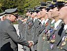 Generalleutnant Günter Höfler gratuliert den jungen Offizieren. (Bild öffnet sich in einem neuen Fenster)