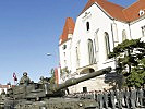 Soldaten der 3. Panzergrenadierbrigade mit einem Kampfpanzer "Leopard". (Bild öffnet sich in einem neuen Fenster)