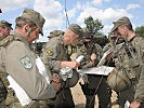 Die Soldaten während einer Befehlsausgabe. (Bild öffnet sich in einem neuen Fenster)