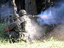 Soldaten feuern ein Panzerabwehrrohr 66 im scharfen Schuss ab. (Bild öffnet sich in einem neuen Fenster)