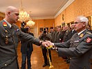 Generalmajor Sinn übergibt den Ehrensäbel an den Jahrgangssprecher. (Bild öffnet sich in einem neuen Fenster)