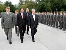 Abschreiten der Front durch Bundespräsident Fischer und Minister Darabos. (Bild öffnet sich in einem neuen Fenster)