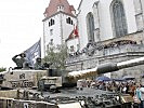 Die Soldaten der 3. Panzergrenadierbrigade gratulierten den Absolventen. (Bild öffnet sich in einem neuen Fenster)