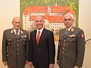 V.l.: General Commenda, Minister Klug und Generalmajor Sinn. (Bild öffnet sich in einem neuen Fenster)
