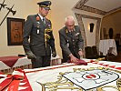 Generalmajor Sinn benagelt die Akademiefahne. (Bild öffnet sich in einem neuen Fenster)