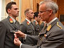 Der Kommandant der Militärakademie verleiht die Abzeichen. (Bild öffnet sich in einem neuen Fenster)